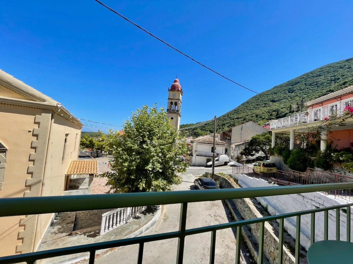 Ilianas Place Agios Matthaios  Exterior photo